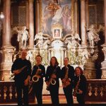 Die Mitglieder des G'mischten Sax vor dem Altar in der Paulaner Kirche
