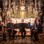 Der G'mischte Sax spielt vor dem Altar der Paulaner Kirche