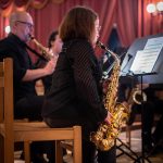 Der G'mischte Sax spielt bei Lange Nacht der Kirchen. Im Vordergrund spielt Katrin das Alt Saxophon.