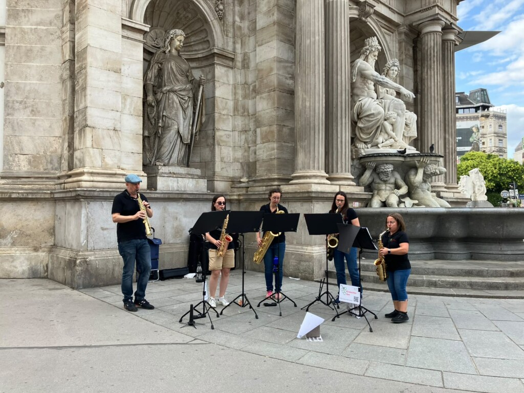 G'mischter Sax - Saxophon Quintett vor dem Albertina Brunnen